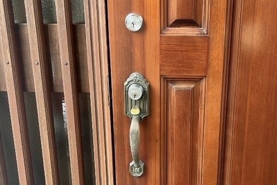 中郡二宮町にて戸建の玄関の鍵新規取付のご依頼