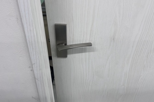 座間市にて室内扉の鍵新規取付のご依頼