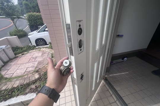 交換中の玄関の鍵(2箇所のコア交換)