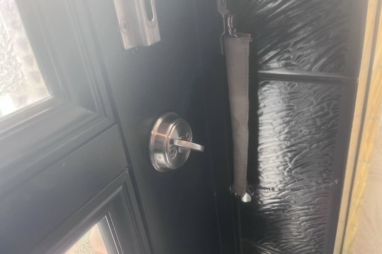 逗子市にて戸建の玄関の鍵修理のご依頼（鍵が回しづらい）（ストライクが原因）（ストライク加工）