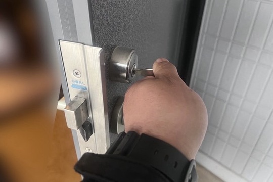 本日のご依頼は小田原市にて集合住宅の玄関鍵修理になります！
