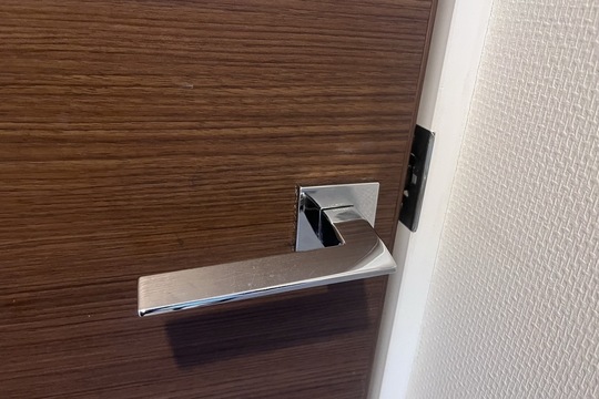 本日のご依頼は相模原市南区にて室内扉の鍵新規取り付けになります！