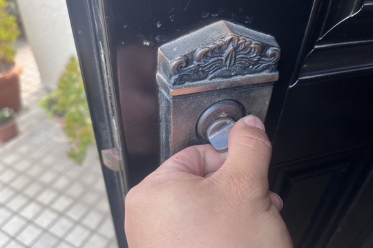 平塚市にて戸建の玄関の鍵修理のご依頼（サムターンが回らない）（サムターン内洗浄）