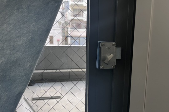 新規取付後の窓の鍵【AGE】（内締錠）