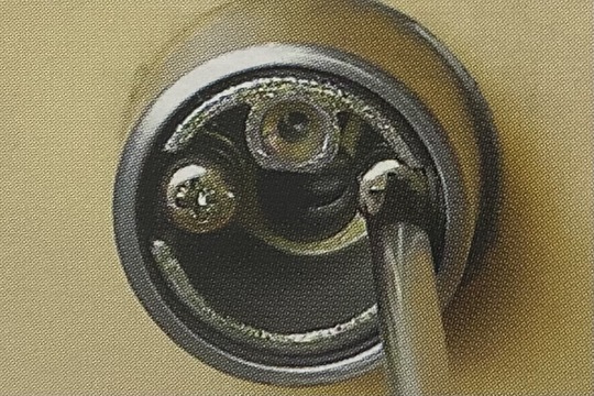 サムターン内のネジを外す