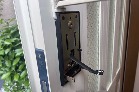 交換中の玄関の鍵（シリンダーを取り外し電子錠の取り付け）