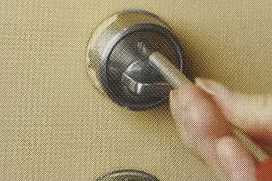 サムターンを取り外す
