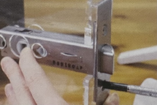 錠本体を取り外す