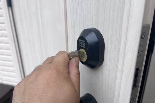 修理後の玄関の鍵(鍵がスムーズに回る様に)