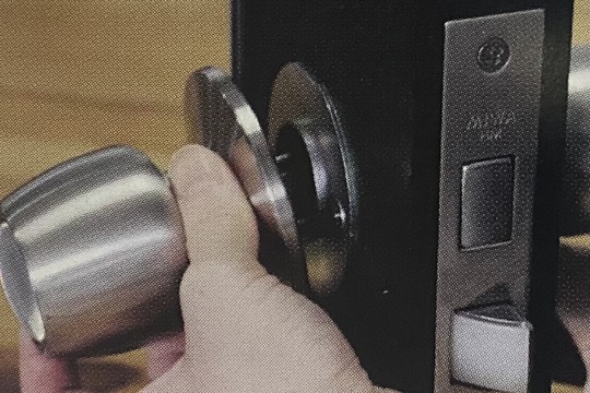 室内側のドアノブを取り外す