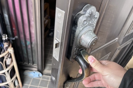 足柄上郡開成町にて戸建の玄関鍵修理のご依頼（サムラッチ錠）（ラッチが固い）（洗浄）