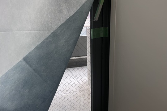 新規取付前の窓の鍵（窓の鍵が使用できなくなった）（窓が勝手に開く）