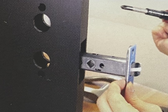 錠本体を取り付ける