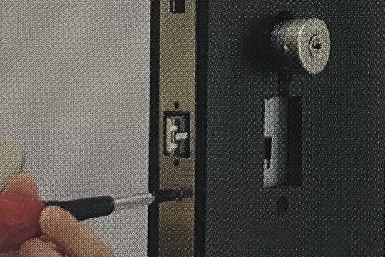 上下の側面のプレートを取り外す