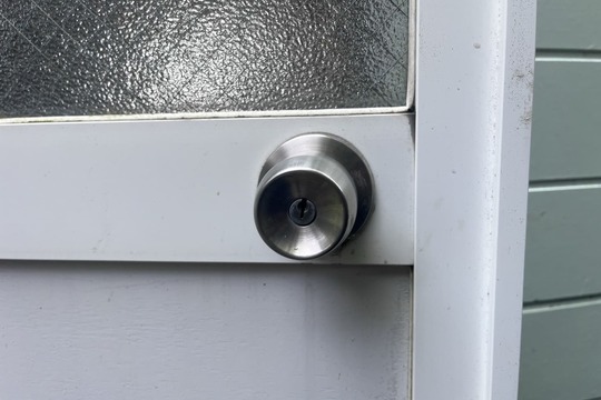 秦野市にて勝手口の鍵交換のご依頼（玉座）【FUKI】（刻みキー）