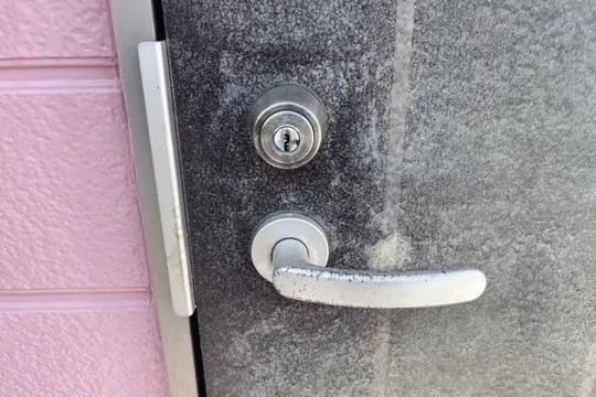 横須賀市にて引き戸の鍵交換を行った事例
