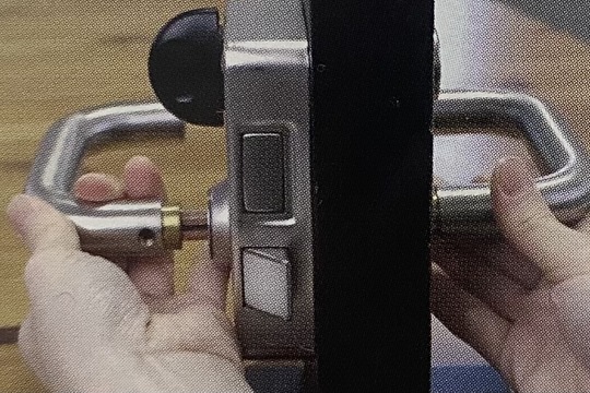 レバーハンドル、錠本体を取り付ける