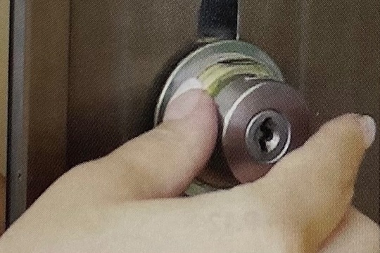 シリンダーを取り付ける