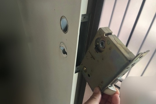 錠前を取り外し錠ケースを取り外す