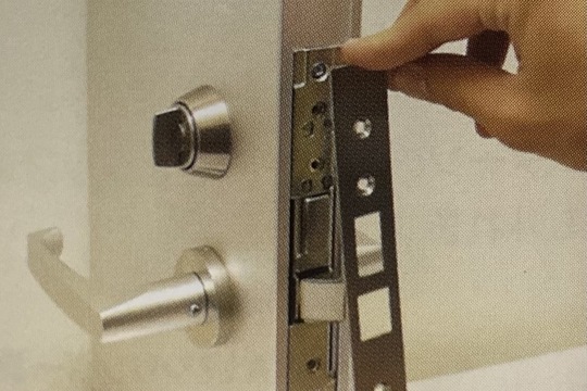 扉側面のプレートを取り付ける
