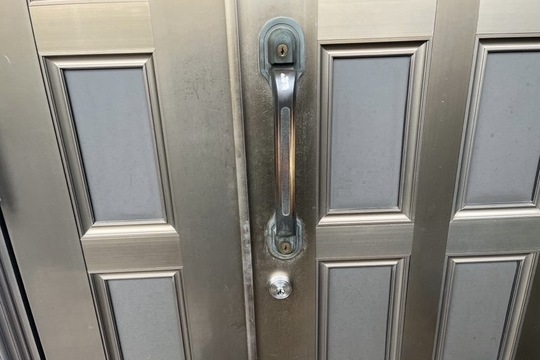 本日は足柄上郡大井町にて玄関の鍵新規取付のご依頼をいただきました！