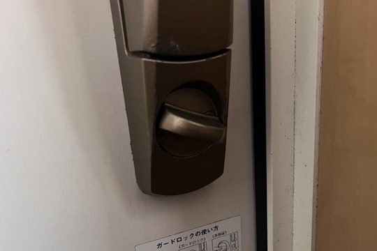 海老名市にて戸建の玄関の鍵修理のご依頼（ストライク加工）（ストライクの位置調整）