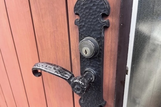 藤沢市にて戸建の玄関の鍵新規取付のご依頼をいただきました！