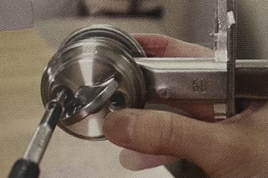 サムターンを取り外す