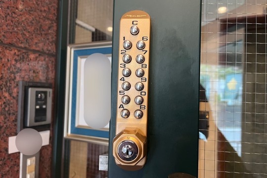 鎌倉市にて店舗入り口扉のキーレックス暗証番号変更のご依頼