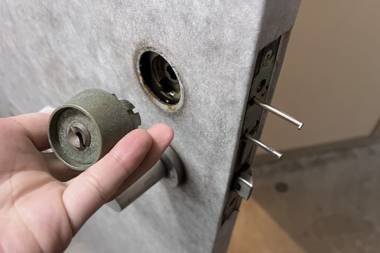 交換中の玄関の鍵（1箇所のシリンダー交換）