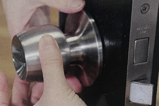 室内側のドアノブを取り付ける