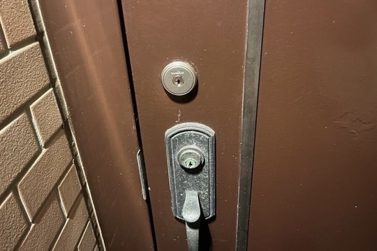 本日は足柄下郡箱根町にて集合住宅の玄関鍵新規取り付けのご依頼を頂きました！