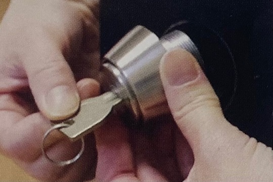 新しいシリンダーを取り付ける