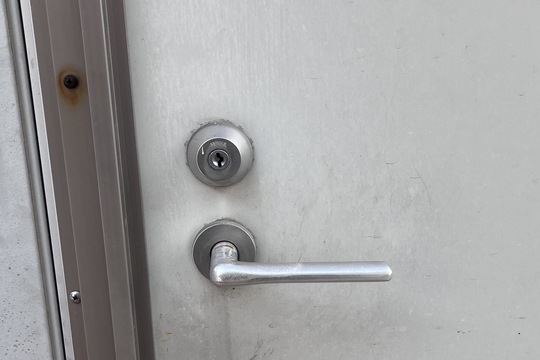 本日は鎌倉市にてプレハブ小屋の扉鍵交換のご依頼をいただきました！