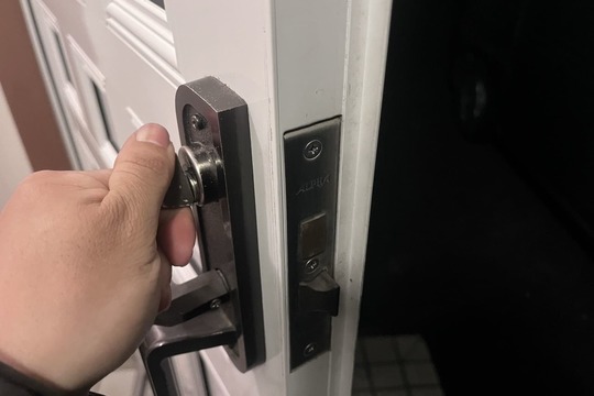 愛甲郡清川村にて戸建の玄関の鍵修理のご依頼（鍵が固く回しづらい）（錠ケース）（汚れ）