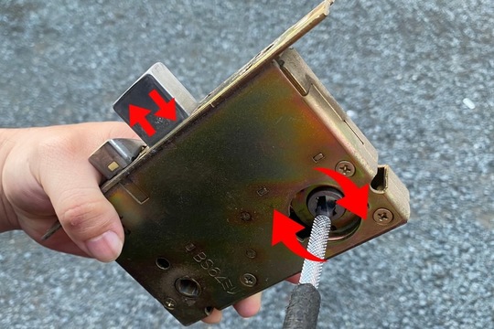 錠ケースの動作確認を行う