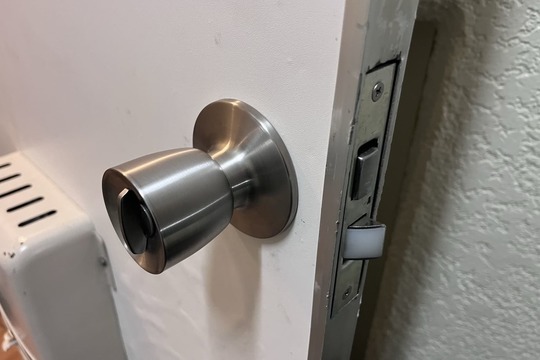 座間市にて集合住宅の玄関の鍵修理のご依頼（ドアノブの取付直し）