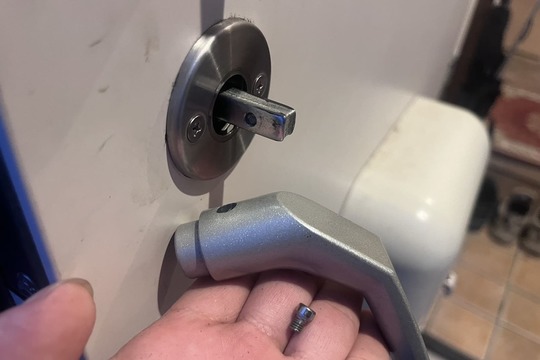 藤沢市にて戸建の玄関のドアレバー修理のご依頼（ドアレバー取り付け直し）