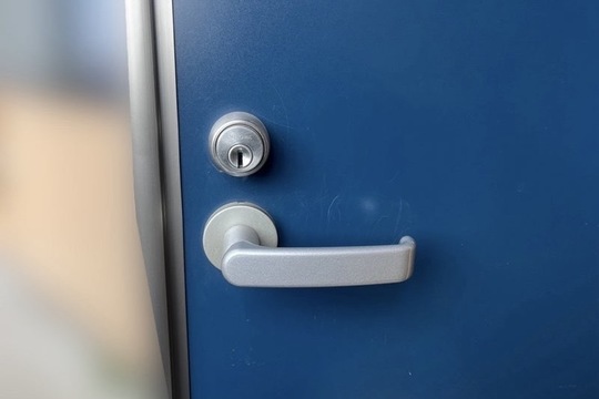 本日は愛甲郡愛川町にて集合住宅の玄関鍵交換のご依頼をいただきました！