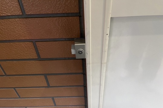 本日は平塚市にてガレージの鍵新規取り付けのご依頼をいただきました！