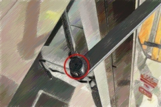 ドアクローザー交換手順1、リンクとアームを連結させているネジを外す。