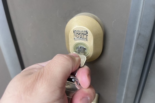 座間市にて戸建の玄関の鍵修理のご依頼（鍵が回らない）（sリンダー内の汚れ）（シリンダー洗浄）