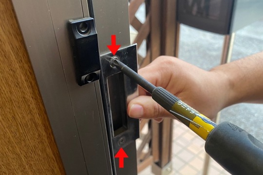 ストライクを固定しているネジを緩める