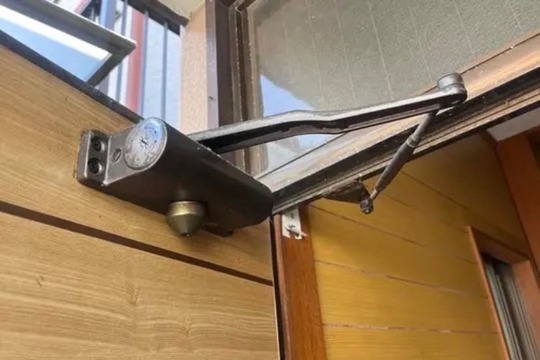 油漏れによる動作不良を起こしたドアクローザー
