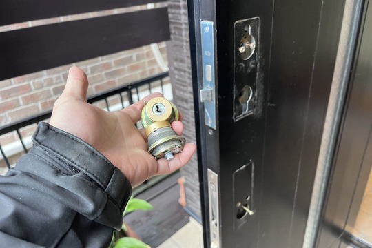 交換中の玄関の鍵（2箇所のシリンダー交換）