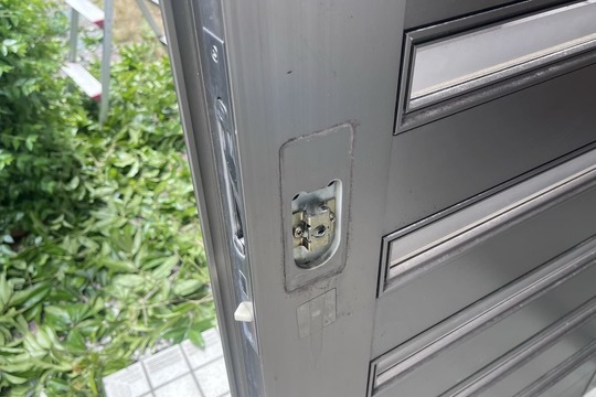 解錠後の玄関(錠ケースの汚れによる動作不良)(錠ケース洗浄)