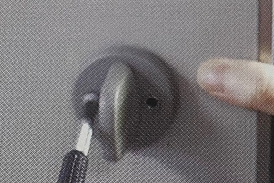 上部のサムターンとシリンダーを取り外す