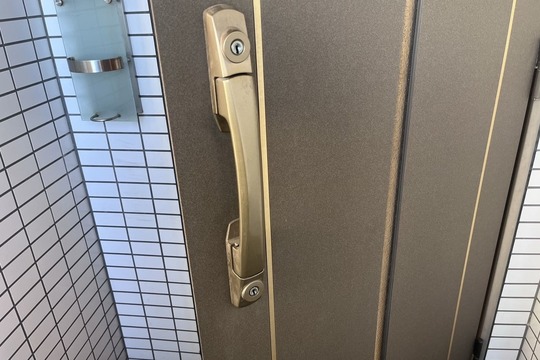 本日は厚木市にて戸建の玄関の鍵交換のご依頼をいただきました！