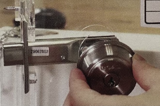 シリンダーを取り付ける