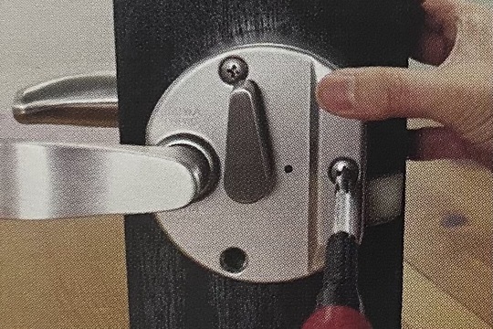 錠本体を取り外す